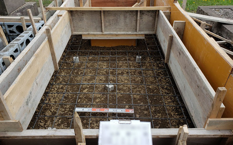 基礎工事(屋外設置を想定)